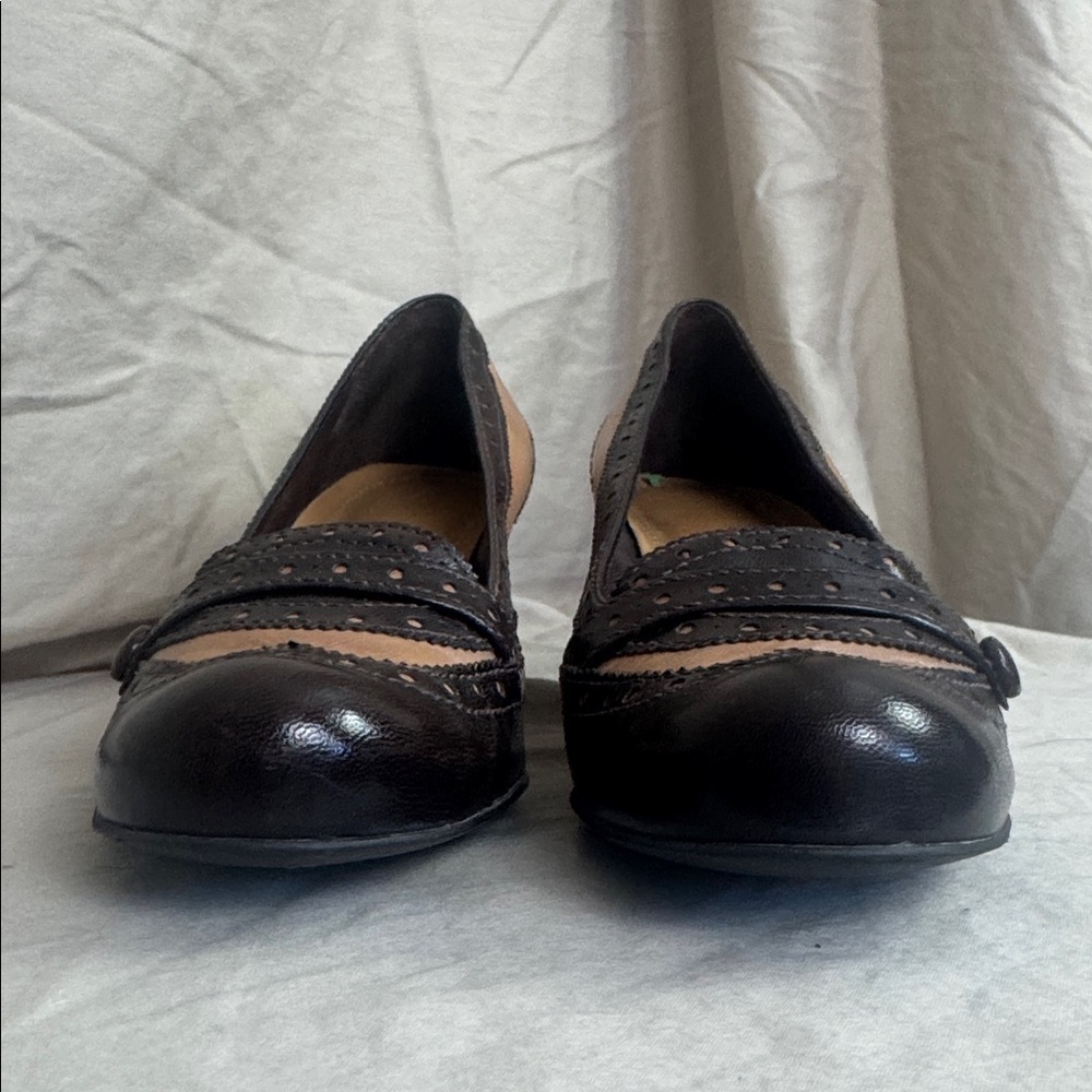 Naturalizer women’s brown spectator pumps with kitten heel and brogue detailing - Picture 4 of 7
